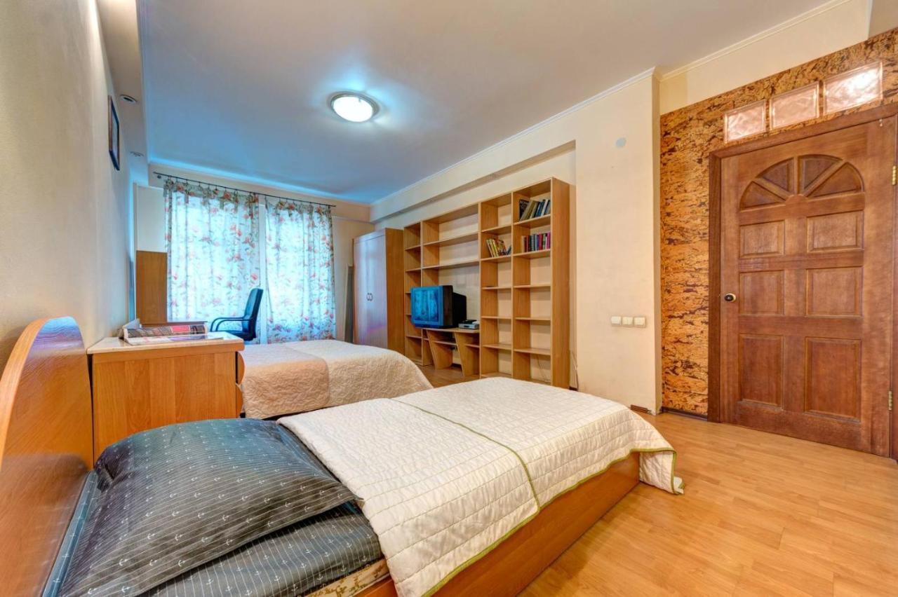 Three-Room Apartment Near Ocean Plaza Kijev Kültér fotó